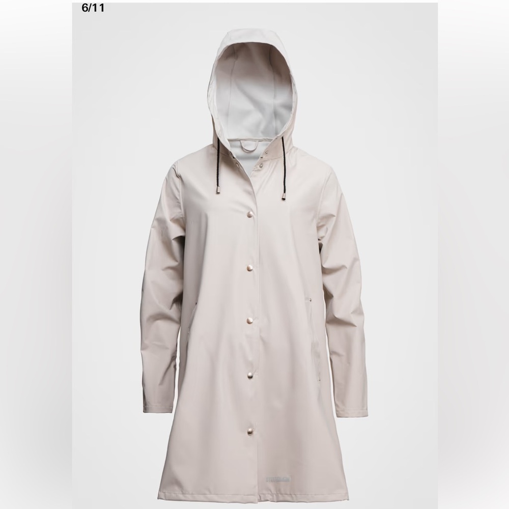 Stutterheim Mosebacke Lightweight Raincoat in Light Sand